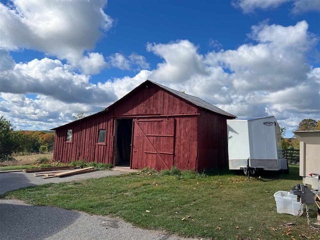 view of outdoor structure with a yard