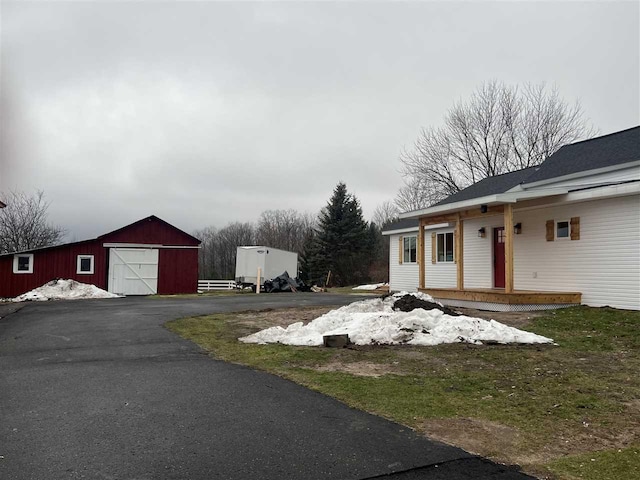 view of yard with an outdoor structure