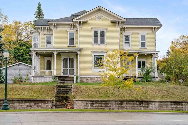 view of front of property with a front lawn and covered porch