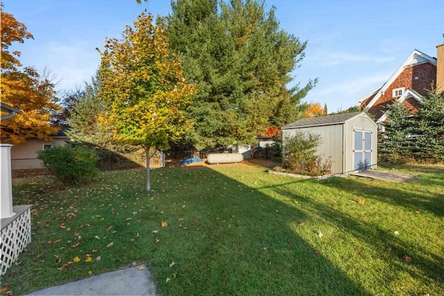 view of yard featuring a storage shed