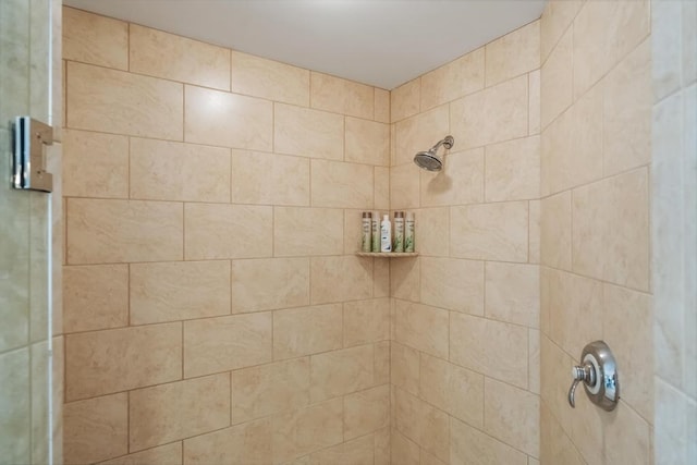 bathroom featuring tiled shower