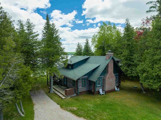 view of front of house featuring a front yard