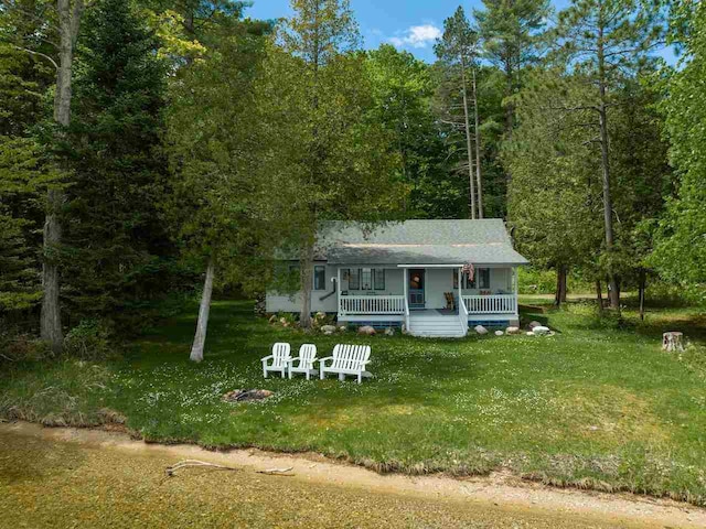 view of front facade with a porch and a front lawn