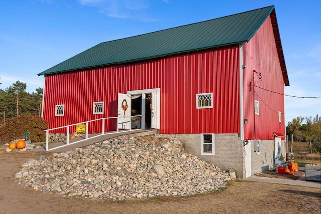 view of outbuilding