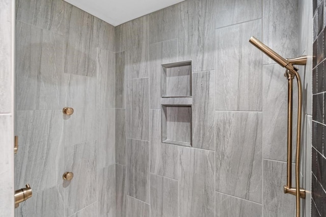 bathroom featuring tiled shower