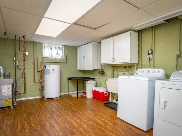 washroom featuring dark wood-type flooring, cabinets, gas water heater, and independent washer and dryer