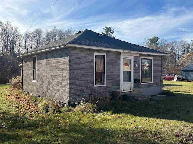 view of front of home with a front lawn