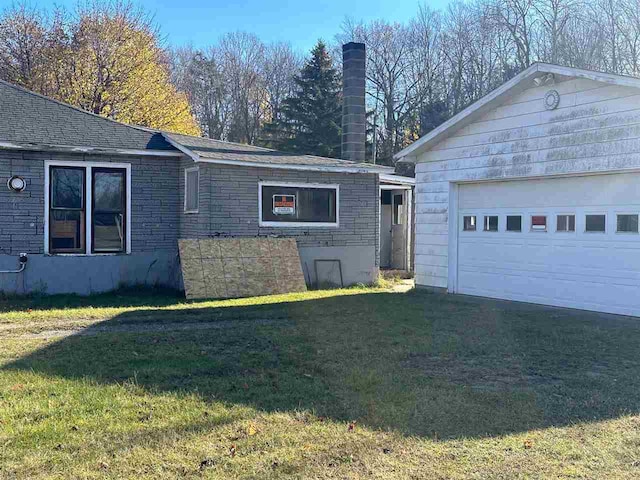 view of front of home featuring a front yard and a garage