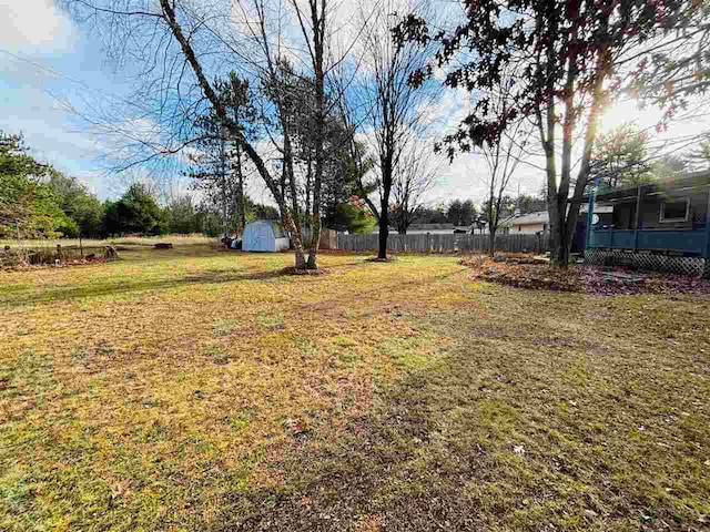 view of yard with a storage shed