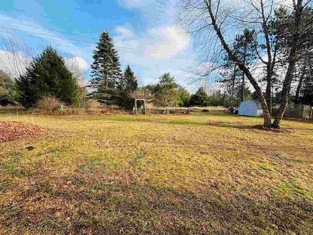 view of yard with a shed