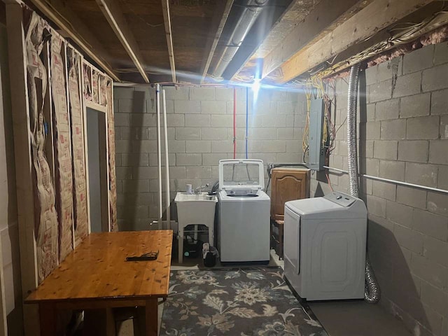 laundry area featuring washing machine and clothes dryer and sink