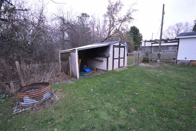 view of yard featuring a storage unit