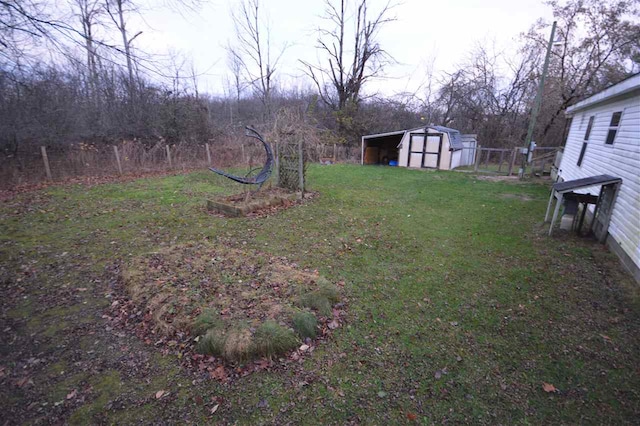 view of yard with an outbuilding