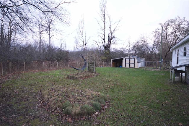 view of yard with an outbuilding