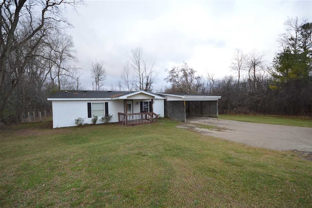 view of front of property featuring a front lawn and a carport