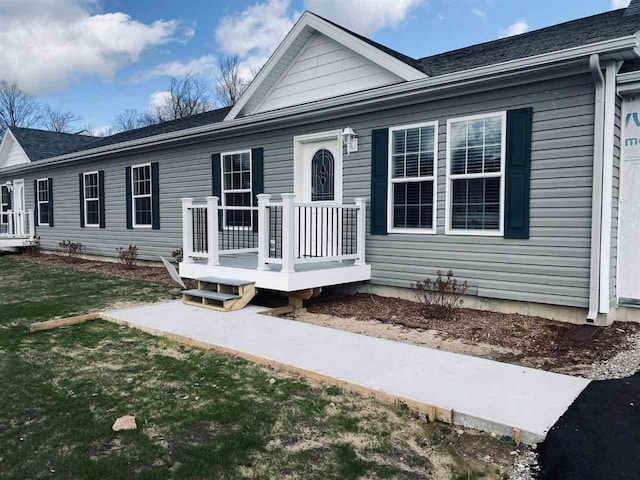 view of front of house with a front lawn