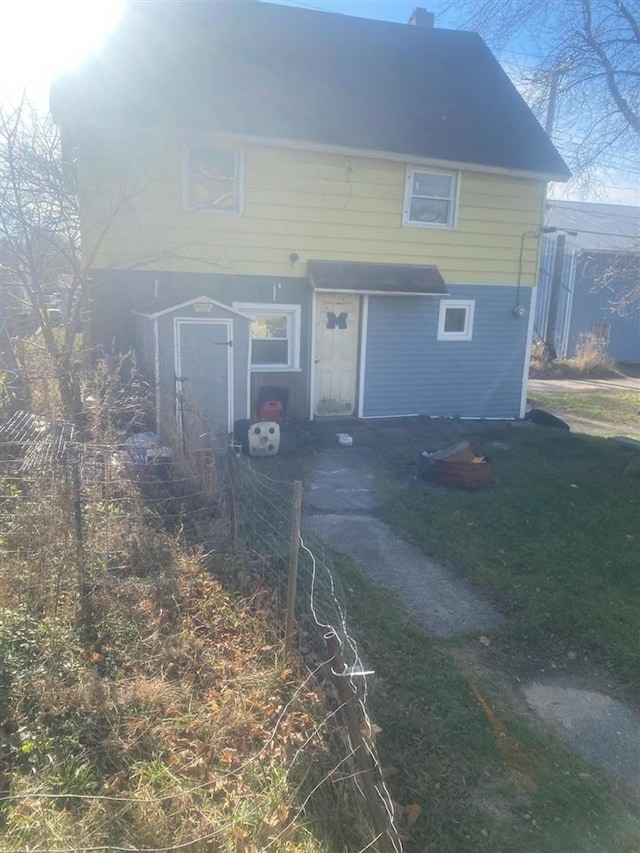 view of front of property featuring a front yard