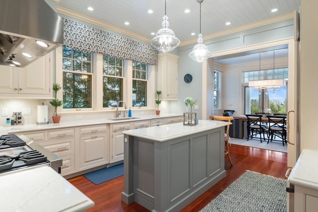 kitchen featuring island range hood, sink, decorative light fixtures, a chandelier, and dark hardwood / wood-style floors