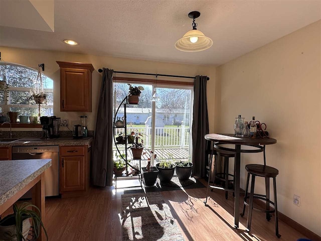 dining room with a textured ceiling, dark wood-type flooring, and sink