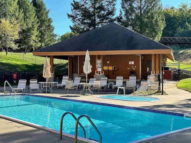 view of swimming pool featuring a patio area and a jacuzzi