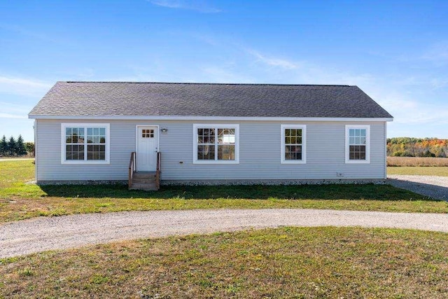 view of front of property featuring a front yard