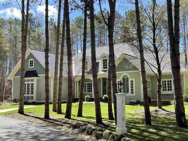 view of front facade featuring a front yard