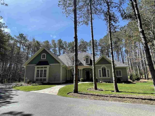 view of front of house featuring a front yard