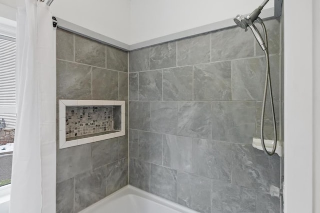 bathroom with tiled shower / bath combo