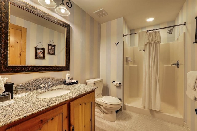 bathroom featuring a shower with curtain, vanity, and toilet