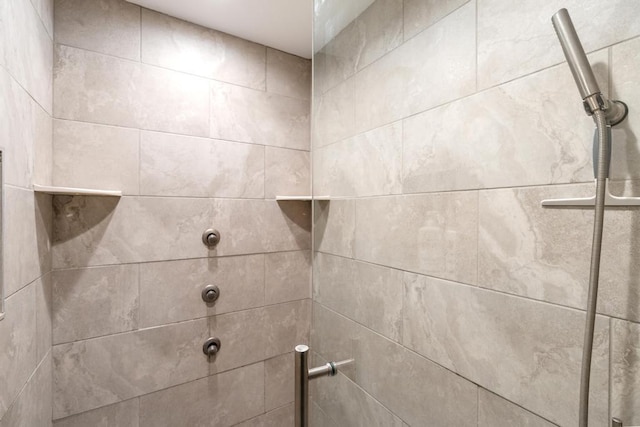 room details featuring tiled shower