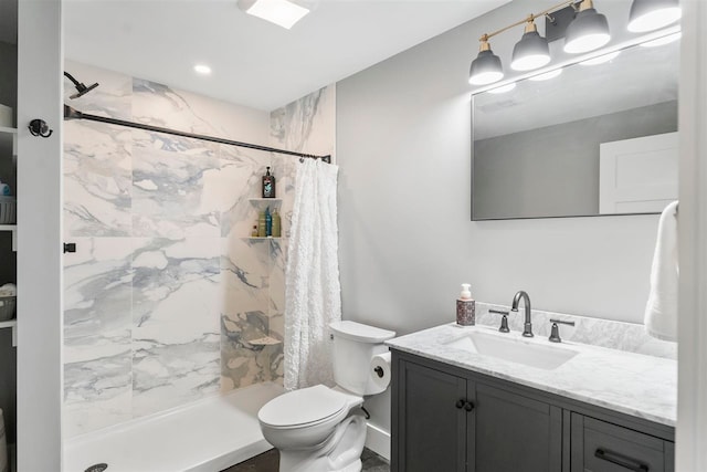 bathroom with vanity, curtained shower, and toilet