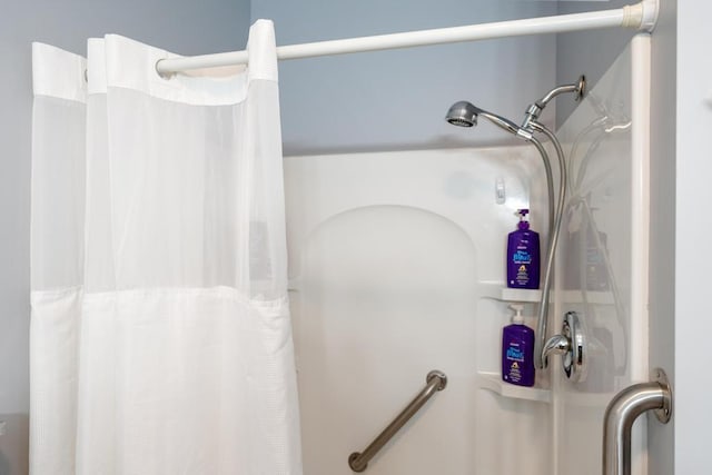 bathroom featuring a shower with shower curtain