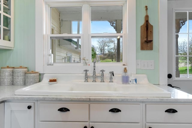 bathroom featuring plenty of natural light and sink