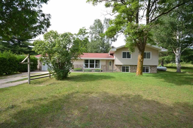 back of house featuring a lawn