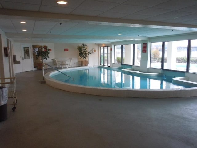 view of swimming pool featuring a jacuzzi