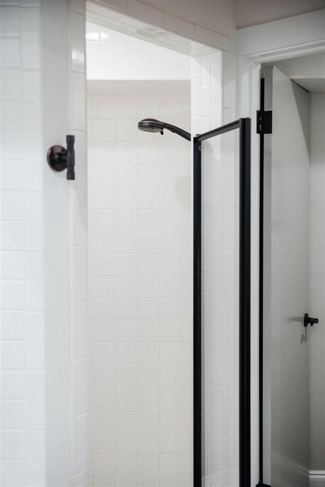 bathroom featuring a tile shower