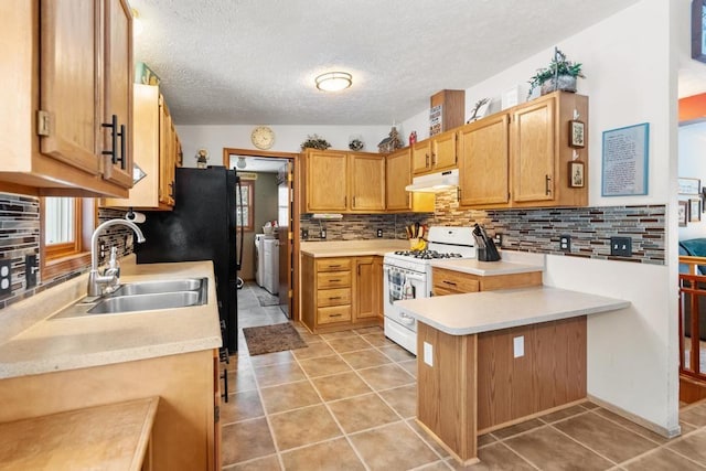 kitchen featuring light tile patterned flooring, tasteful backsplash, sink, white range with gas cooktop, and kitchen peninsula