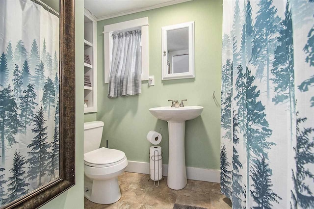 bathroom featuring sink, crown molding, toilet, and a shower with shower curtain