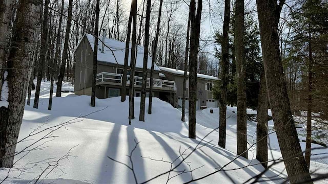 view of yard layered in snow