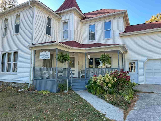 view of front of property featuring a porch