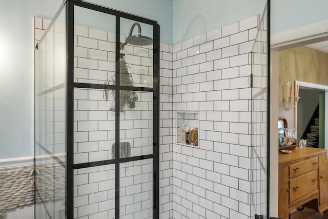 bathroom featuring a tile shower