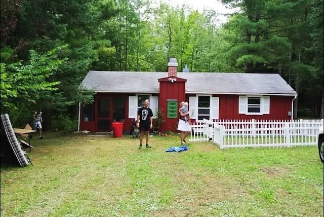 view of front facade featuring a front yard