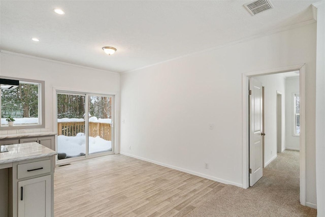 unfurnished room featuring crown molding and light hardwood / wood-style flooring