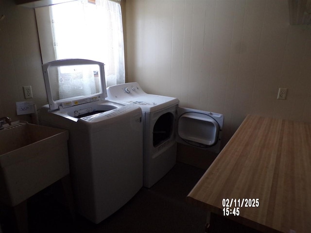 washroom with sink and independent washer and dryer