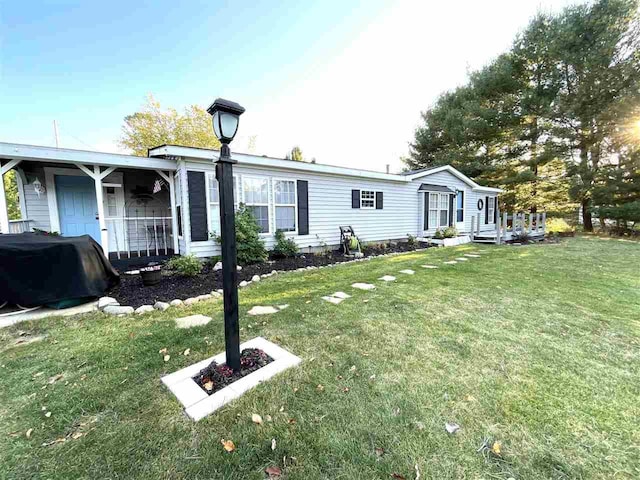 view of front facade with a front yard