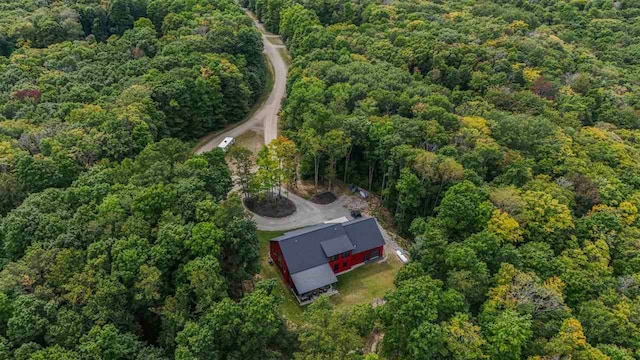 birds eye view of property featuring a forest view