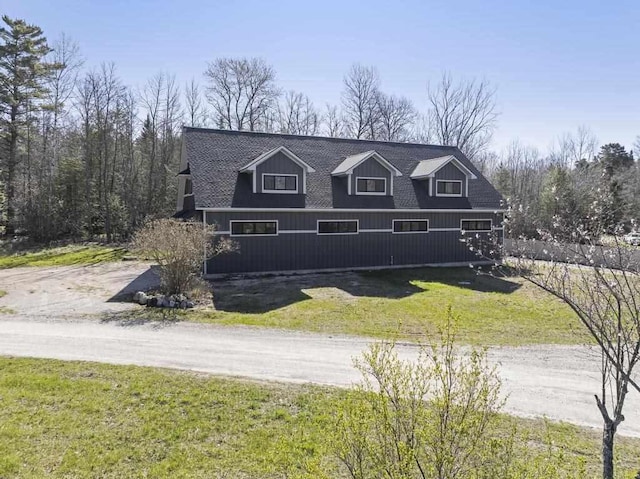 view of front of home with driveway and a front lawn