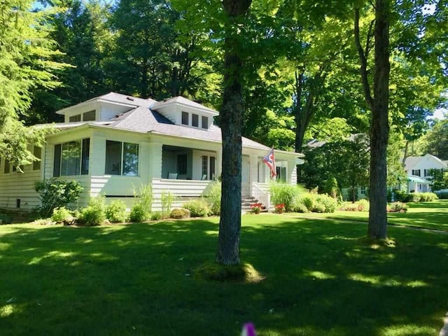 view of front of home with a front lawn