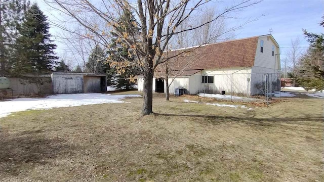 view of yard featuring an outdoor structure