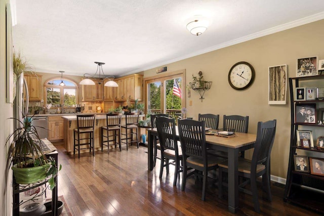 dining area featuring dark wood-style floors, baseboards, and ornamental molding